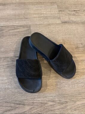 Barely Worn | EXCELLENT Used Condition EUC | Lululemon | Women’s 6 Slides